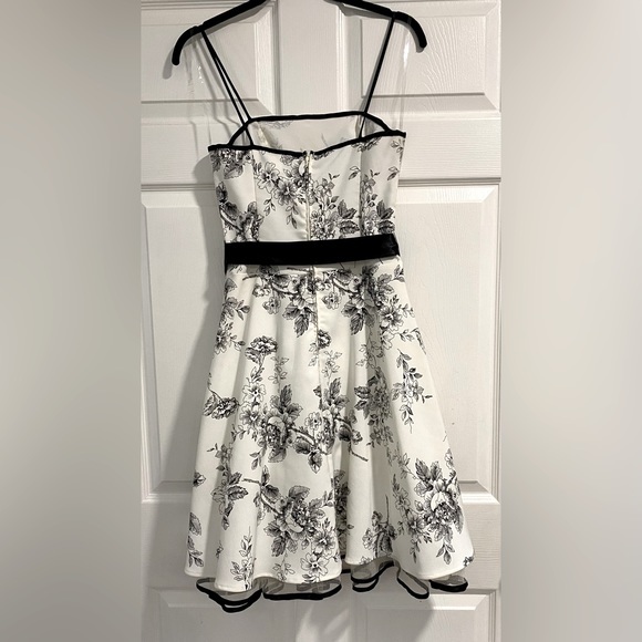 B. Smart Black White Floral Cocktail Dress. Size 10. Tulle lined. Fit & flare. - Picture 4 of 5